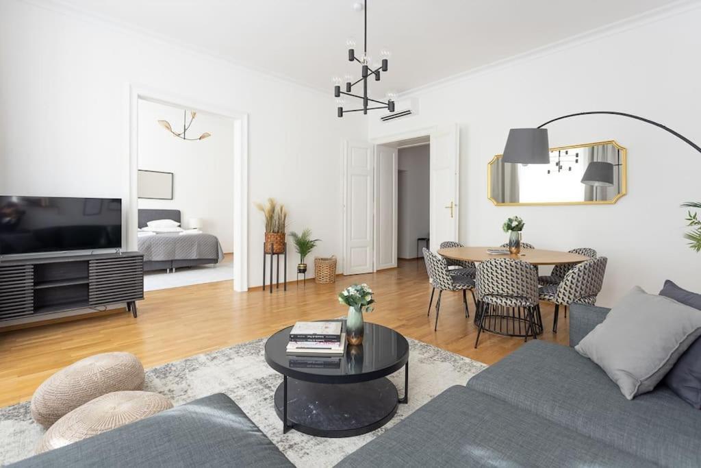 Franz 23 - Typical Viennese Apartment In The Heart Of ウィーン エクステリア 写真